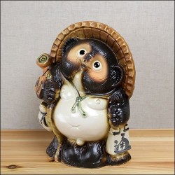 Tanuki mit Wanderstab