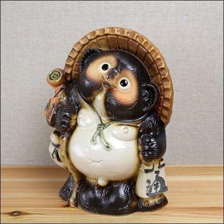 Tanuki mit Wanderstab